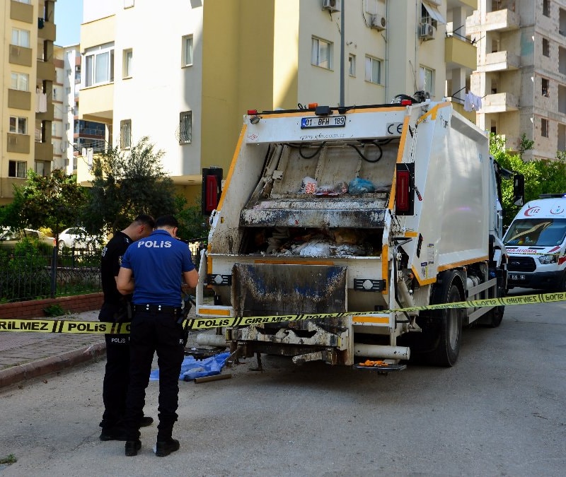 Adana'da yaşlı kadın çöp kamyonunun altında kaldı