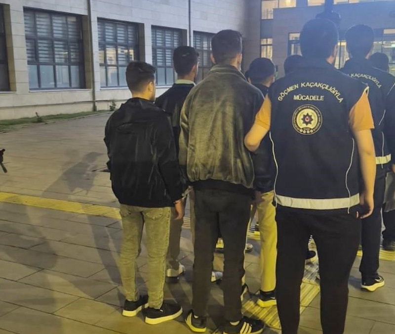 Afyonkarahisar’da 8 düzensiz göçmen yakalandı