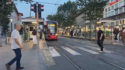 İstanbul'da raylara düşüp tramvayın altında kalan çocuk öldü