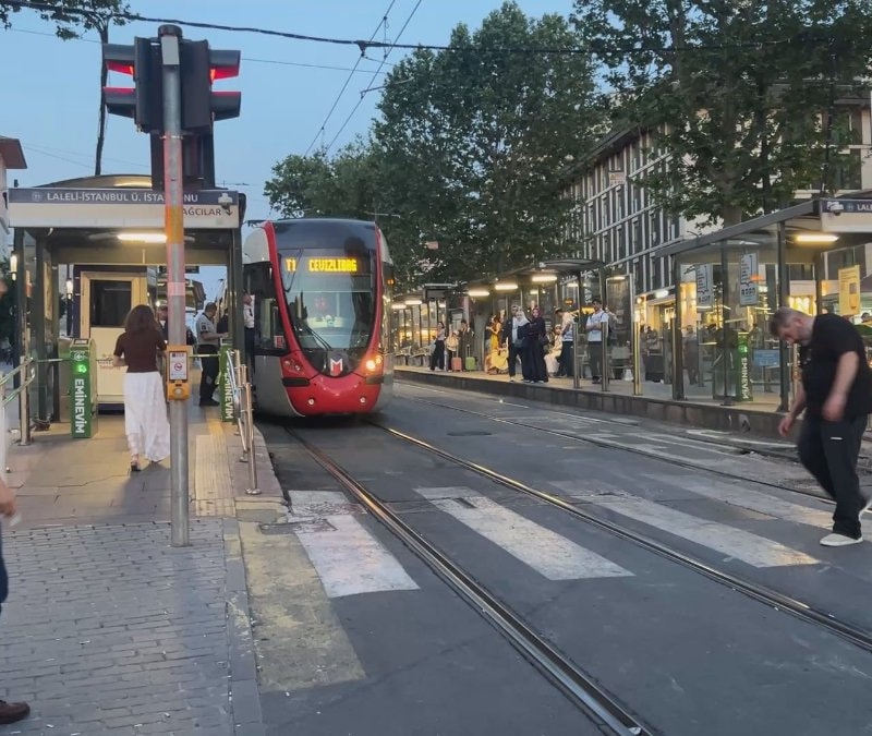 İstanbul'da raylara düşüp tramvayın altında kalan 