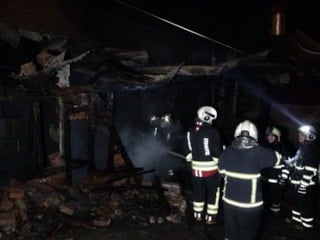 Kastamonu'da alevlere teslim olan ahşap ev kullanılamaz hale geldi