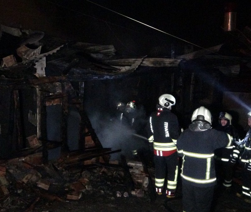 Kastamonu'da alevlere teslim olan ahşap ev kullanı