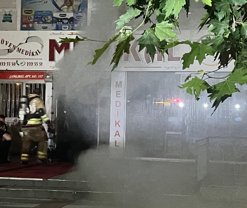 Manisa’da medikal ürünler satan iş yerinde yangın