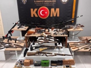 Uşak’ta silah ve tarihi nitelikteki tüfekler ele geçirildi