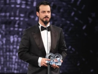 Mert Yazıcıoğlu'ndan aşk paylaşımı! Sevgilisi Zeynep Artukmaç ile poz verdi