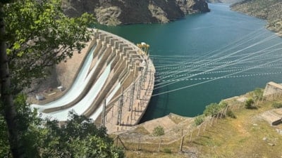 Karakaya Barajı’nda kontrollü su tahliyesi sürüyor