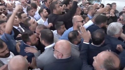 CHP'lilerin TBMM önünde slogan kavgası