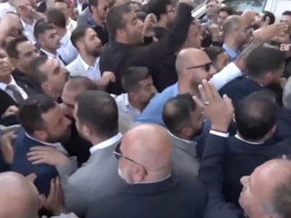 CHP'lilerin TBMM önünde slogan kavgası