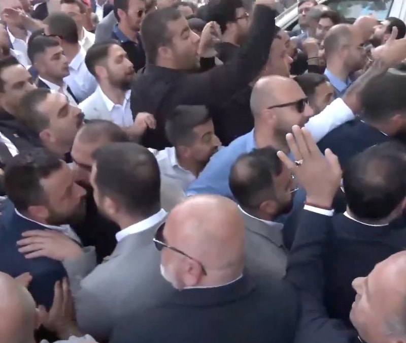 CHP'lilerin TBMM önünde slogan kavgası
