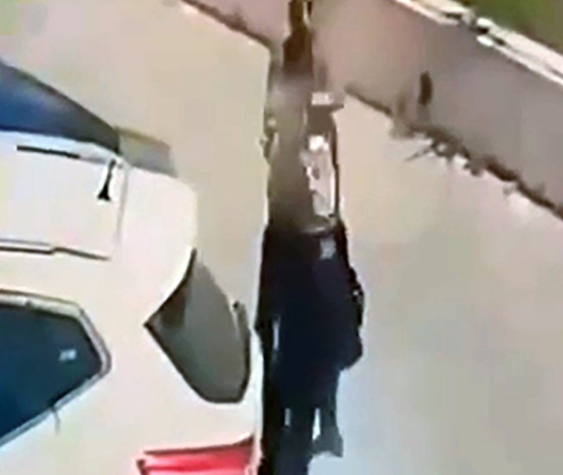 Adana'da platonik aşk beslediği kadını sokak ortasında bıçak
