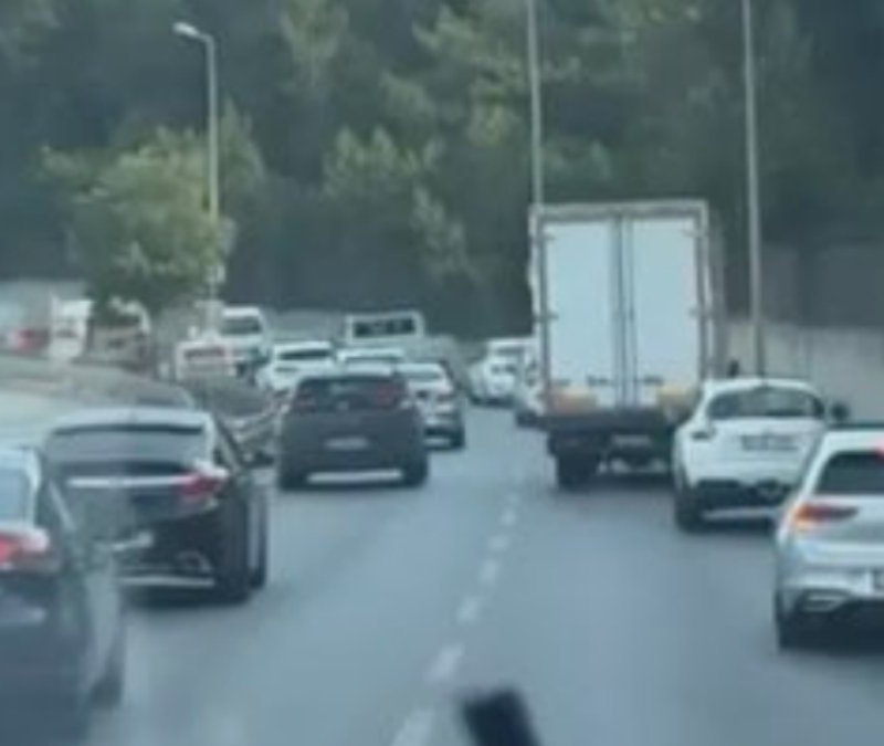 Ambulansa fermuar yöntemiyle yol açıldı