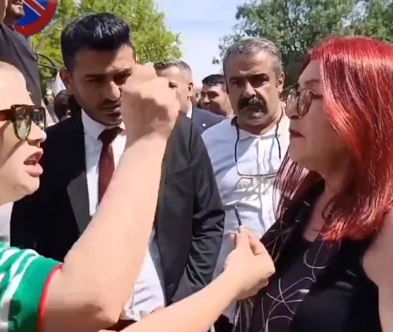 Özgür Özel ve Kılıçdaroğlu taraftarı CHP'li kadınl