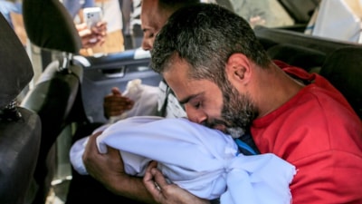 İsrail'in Gazze'de mülteci kampına düzenlediği saldırıda 3 kişi hayatını kaybetti