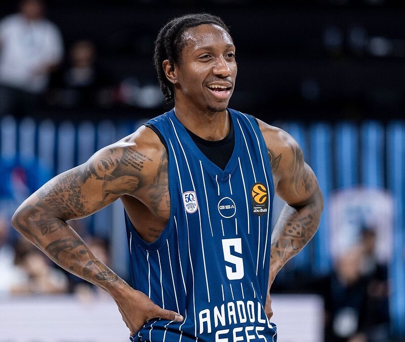 Anadolu Efes, Saben Lee'ye veda etti