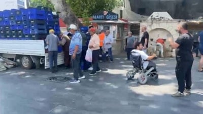 Antalya'da halde alıcı bulamadığı 4 ton domatesi vatandaşlara ücretsiz dağıttı