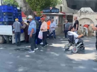 Antalya'da halde alıcı bulamadığı 4 ton domatesi vatandaşlara ücretsiz dağıttı