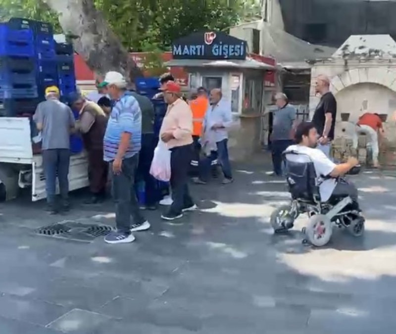 Antalya'da halde alıcı bulamadığı 4 ton domatesi v