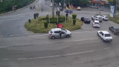 Hatay'da rüzgarda ipi kopan Türk bayrağını vatandaşlar korudu