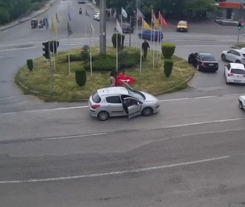 Hatay'da rüzgarda ipi kopan Türk bayrağını vatanda