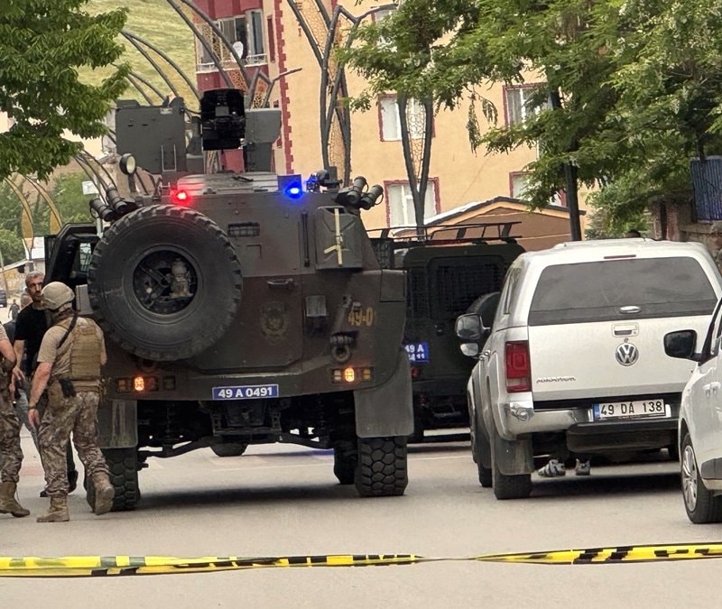Muş'ta kardeşini ve polis memurunu yaralayan şahıs