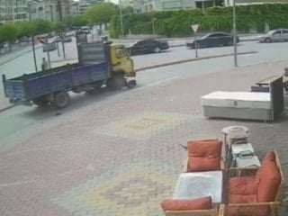 Konya'da elektrikli bisikleti kamyonet ezdi: 3'ü çocuk 4 yaralı