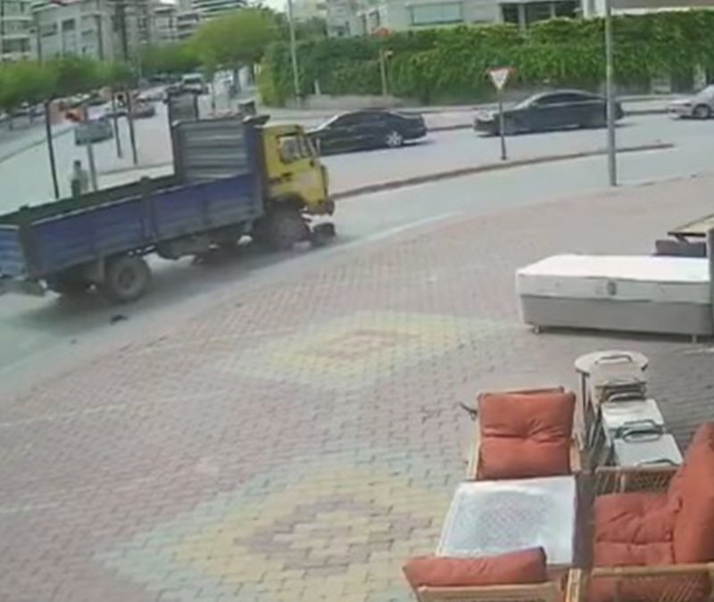 Konya'da elektrikli bisikleti kamyonet ezdi: 3'ü ç