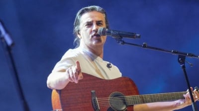 Şarkıcı Çelik sokakta atık kağıt topladı