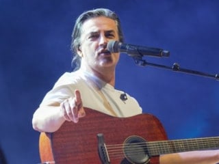 Şarkıcı Çelik sokakta atık kağıt topladı