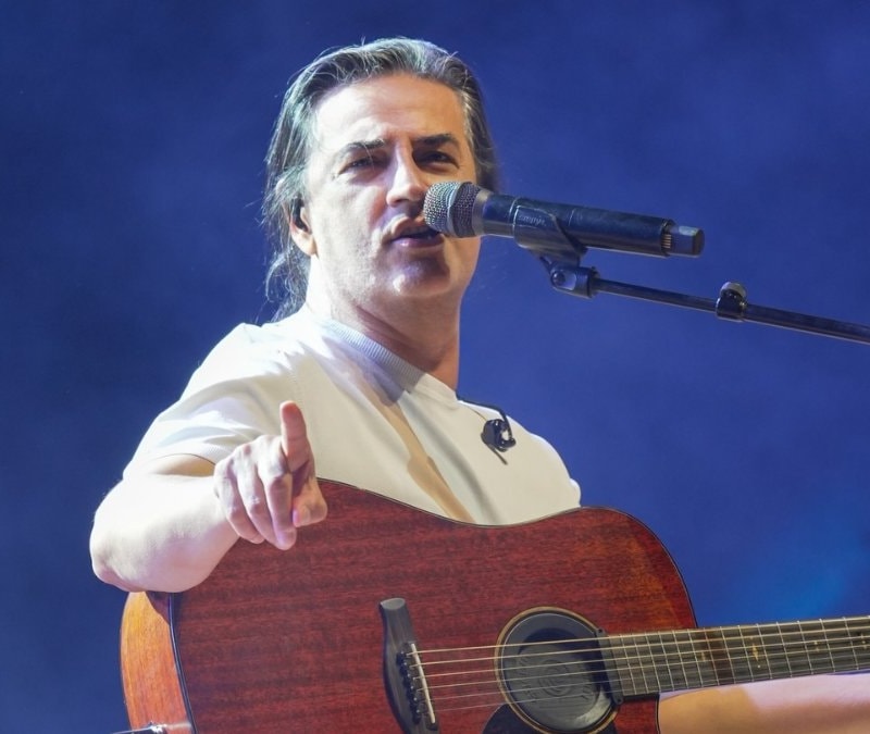 Şarkıcı Çelik sokakta atık kağıt topladı