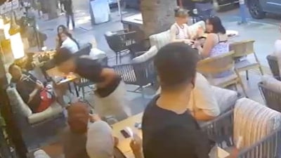 İzmir'de bıçaklanarak öldürülen 15 yaşındaki çocuğun kafeye sığındığı anlar kamerada