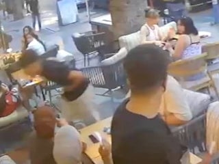 İzmir'de bıçaklanarak öldürülen 15 yaşındaki çocuğun kafeye sığındığı anlar kamerada