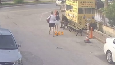 Adana'da yürürken kafasına sineklik düştü
