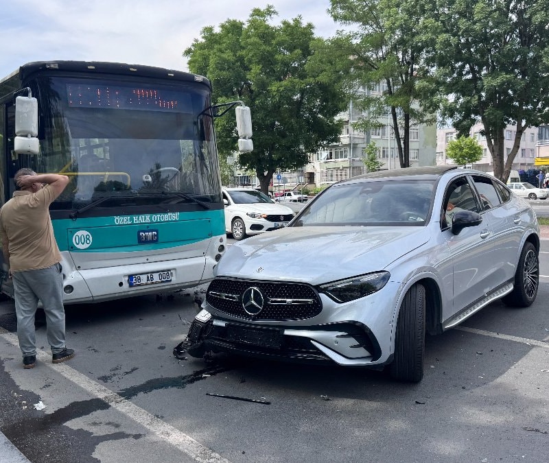 Kayseri'de otomobil halk otobüsü ile çarpıştı: 1 yaralı