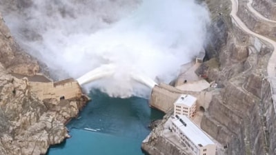 Artvin’de bulunan Deriner Barajı'nda 7 yıl sonra dolusavak kapakları açıldı
