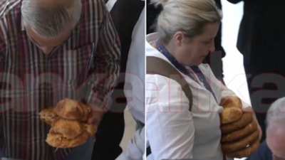 CHP Genel Merkezi'nde simit ve poğaça için birbirleriyle yarıştılar