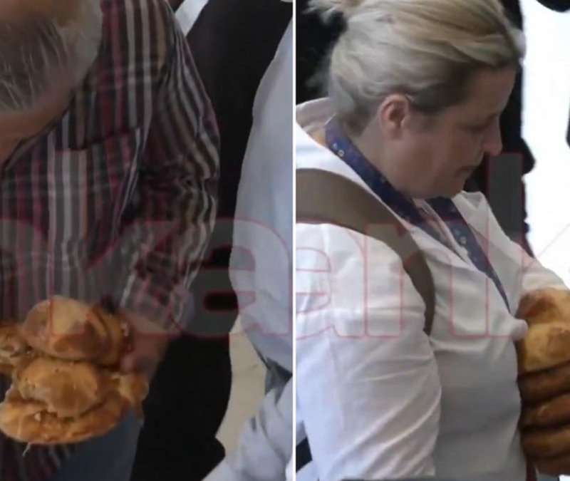 CHP Genel Merkezi'nde simit ve poğaça için birbirleriyle yar