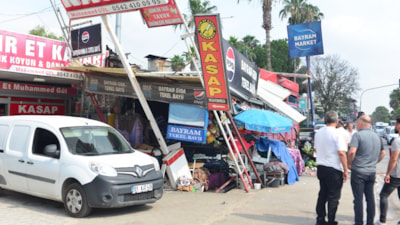 Adana'da kamyon markete daldı