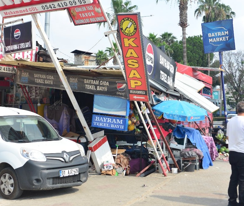 Adana'da kamyon markete daldı