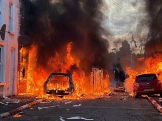 Kuzey İrlanda'da göçmenlere ırkçı saldırılarda evler yakıldı: BBC Türkçe görmezden geldi
