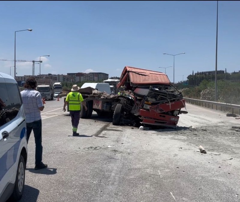 Bursa'da tır arızalanan kamyona çarptı: Sürücü hayatını kayb