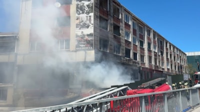 İstanbul'da E-5 kenarındaki metruk binada yangın: Trafik kilitlendi