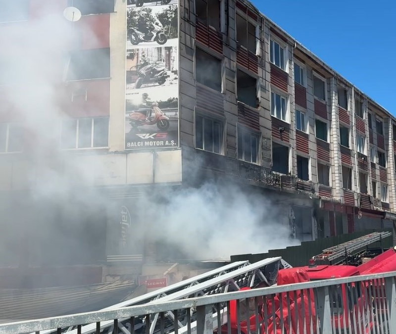 İstanbul'da E-5 kenarındaki metruk binada yangın: Trafik kil
