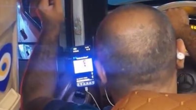 İstanbul'da minibüs şoförünün seyir halindeyken video izlediği anlar kamerada