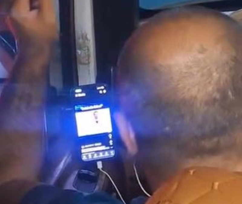 İstanbul'da minibüs şoförünün seyir halindeyken video izledi