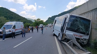 Bilecik'te midibüs tıra arkadan çarptı
