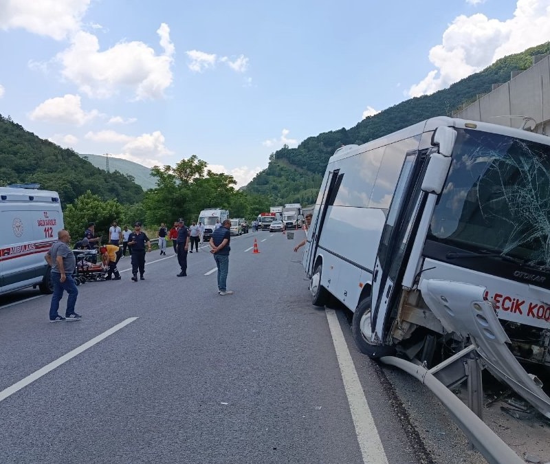 Bilecik'te midibüs tıra arkadan çarptı