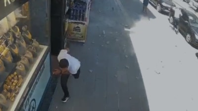 Van'da binadan düşen beton parçaları paniğe neden oldu