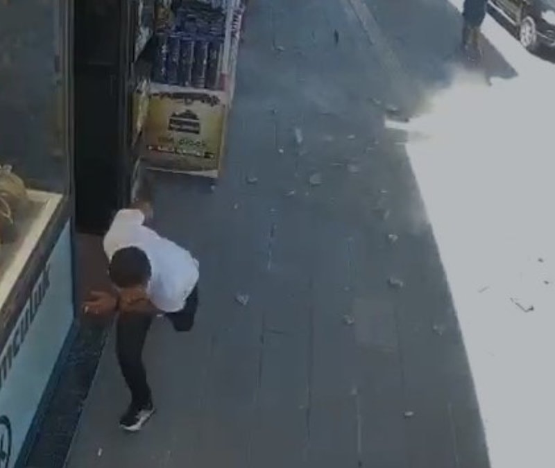 Van'da binadan düşen beton parçaları paniğe neden oldu