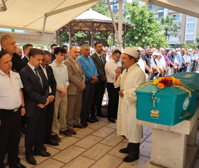 Manisa'da ölen arkadaşının cenazesinde kalp krizi geçirdi
