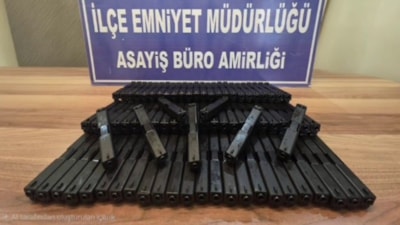 Hatay'da otomobilde gizlenmiş 80 silah parçası ele geçirildi